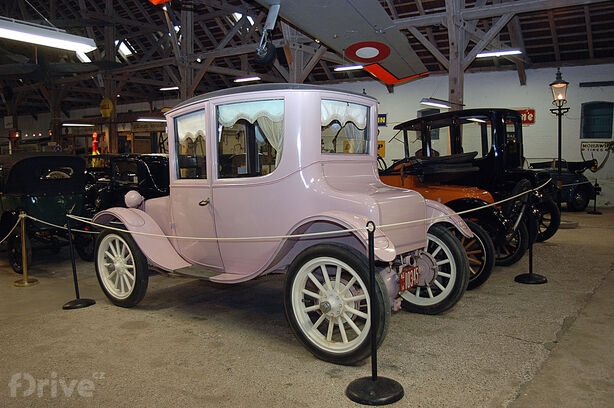 Milburn Electric 27-L Brougham (1920)