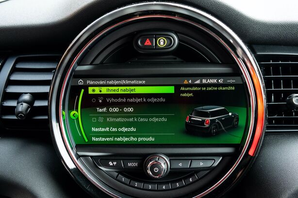 Mini Cooper SE displej