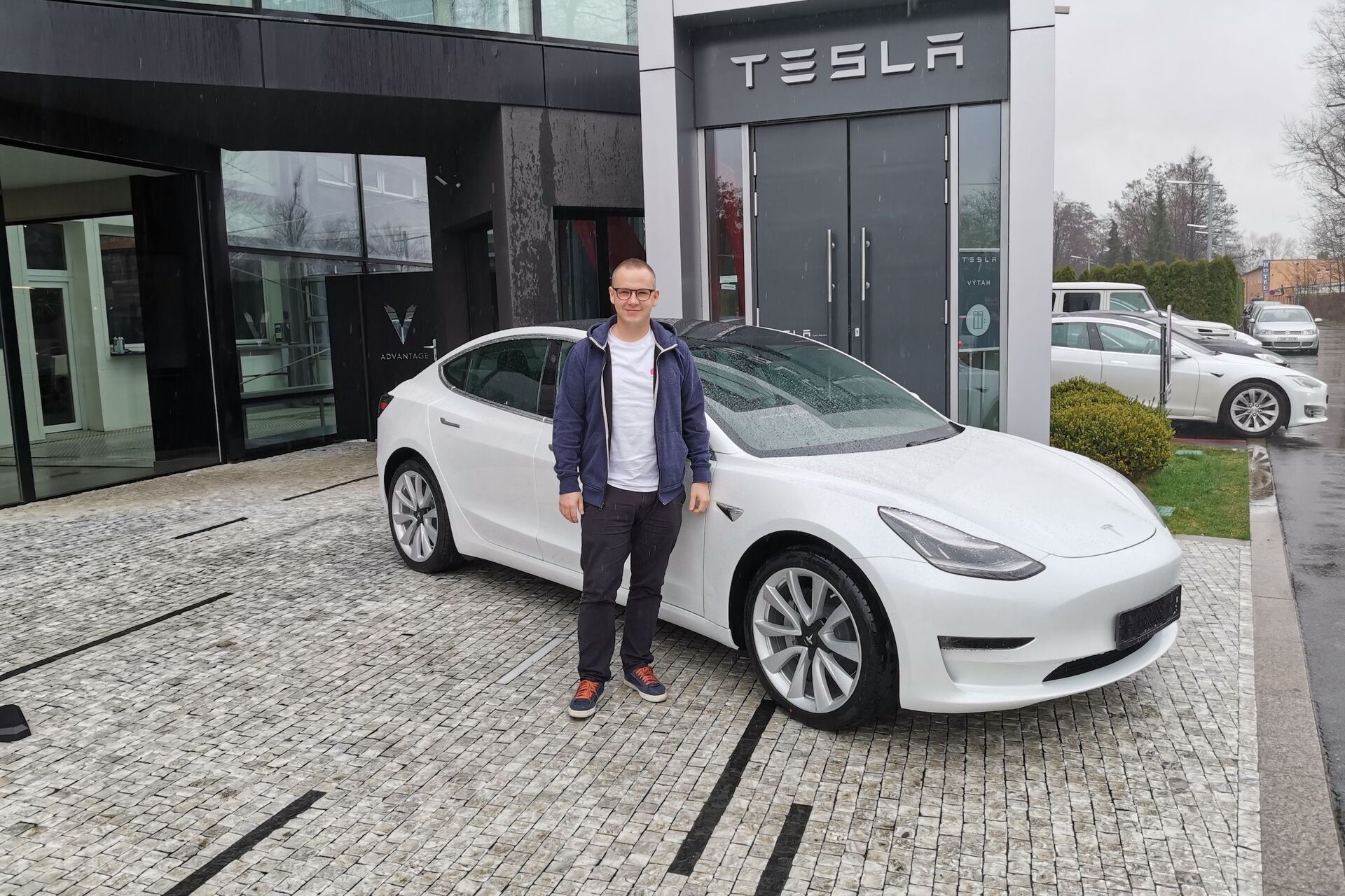 Miroslav Plíhal u svého vozu Tesla Model 3