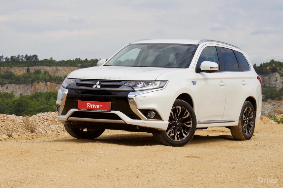 Mitsubishi Outlander PHEV (2013)