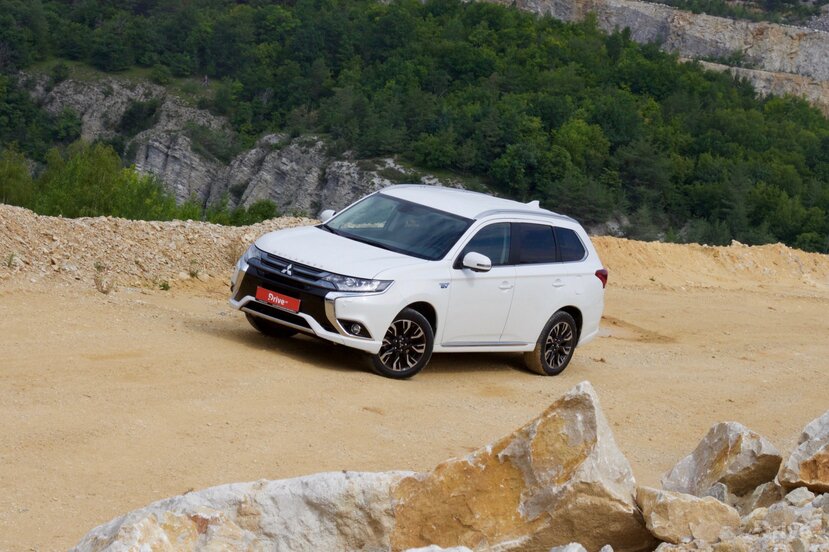 Mitsubishi Outlander PHEV (2013)