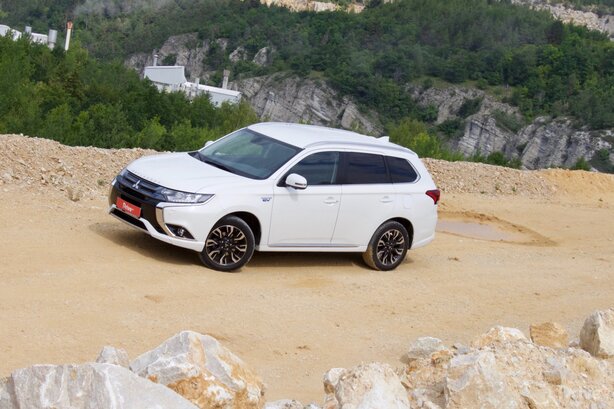 Mitsubishi Outlander PHEV (2013)