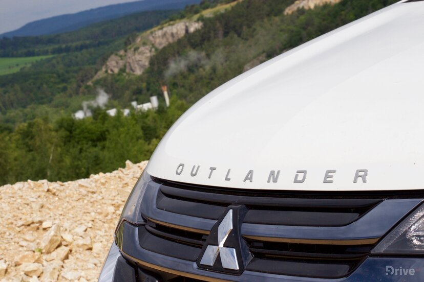 Mitsubishi Outlander PHEV (2013)