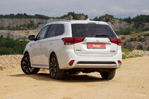 Mitsubishi Outlander PHEV (2013)