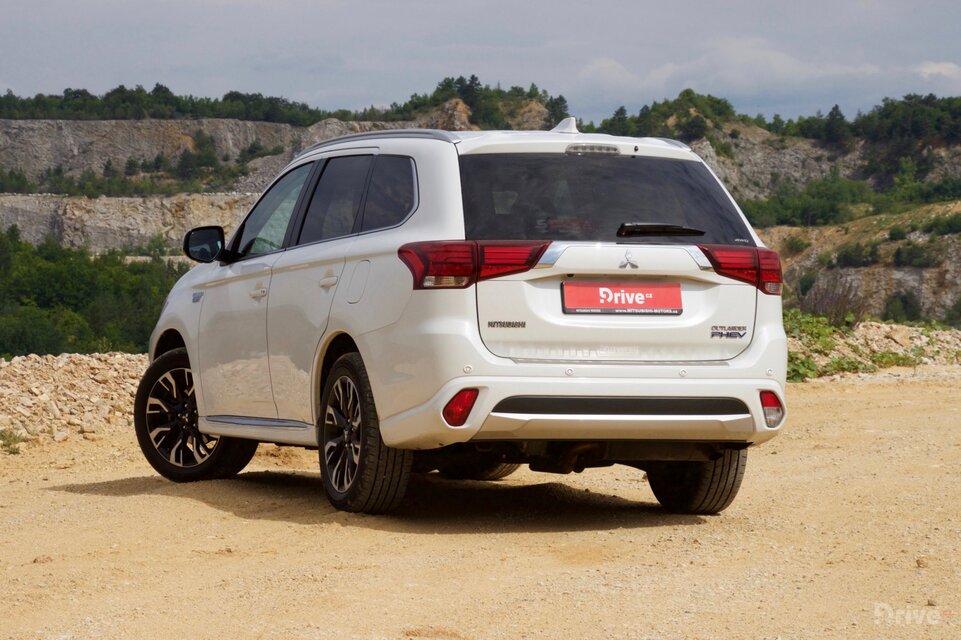 Mitsubishi Outlander PHEV (2013)