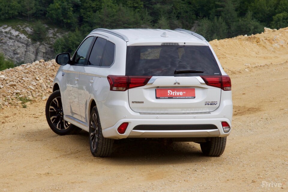 Mitsubishi Outlander PHEV (2013)