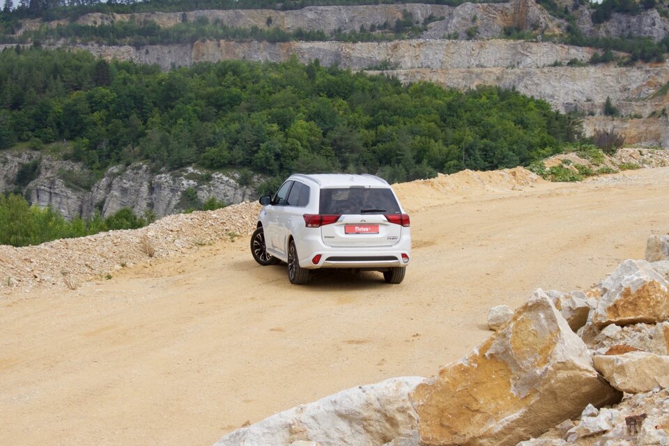 Mitsubishi Outlander PHEV (2013)
