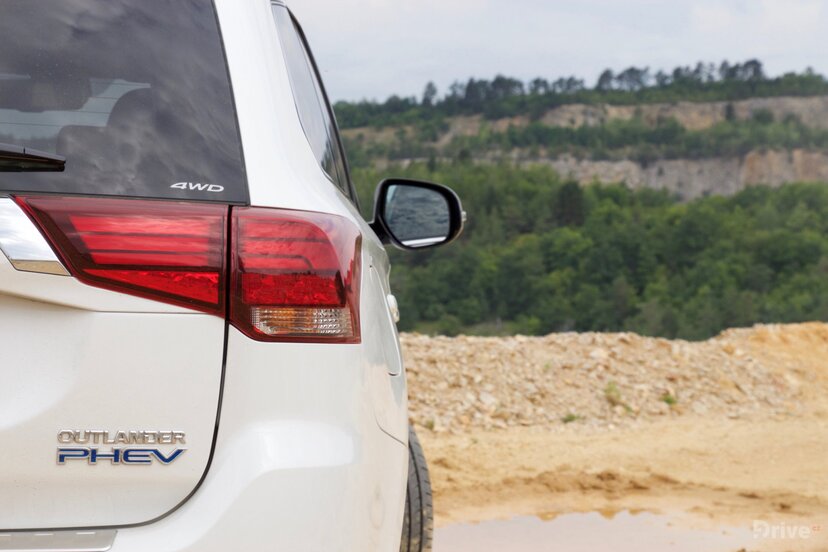 Mitsubishi Outlander PHEV (2013)