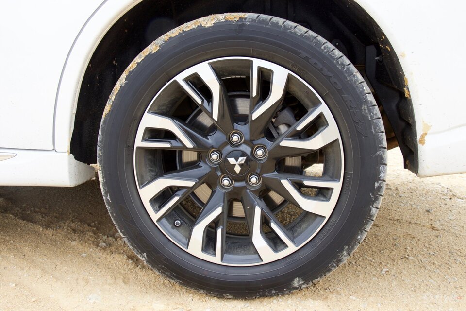 Mitsubishi Outlander PHEV (2013)