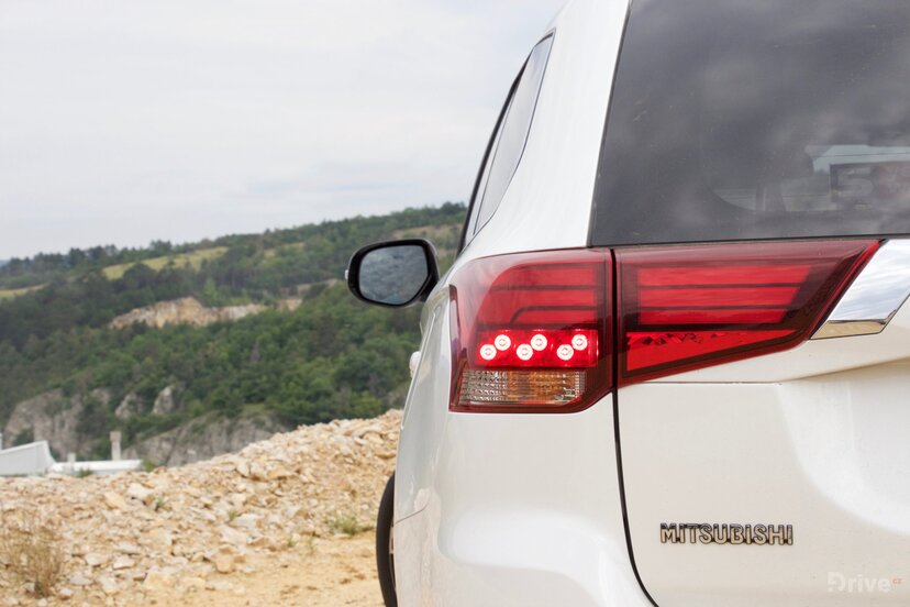Mitsubishi Outlander PHEV (2013)