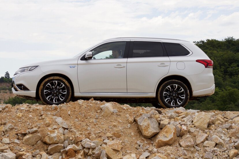 Mitsubishi Outlander PHEV (2013)