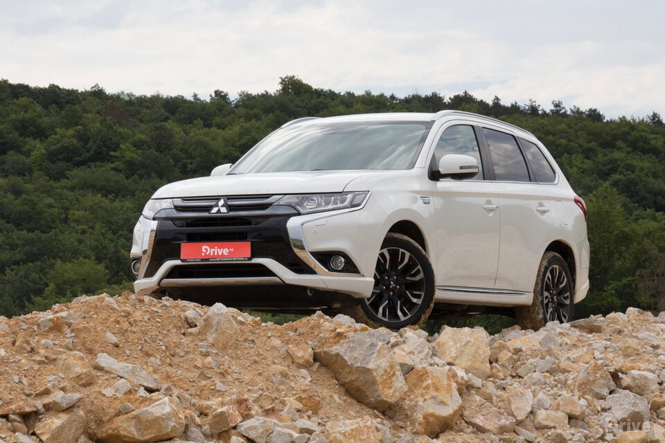 Mitsubishi Outlander PHEV (2013)