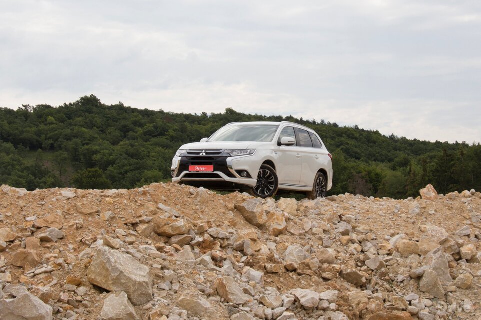 Mitsubishi Outlander PHEV (2013)