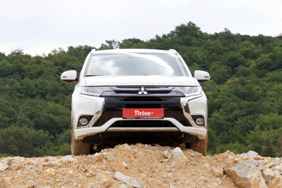 Mitsubishi Outlander PHEV (2013)
