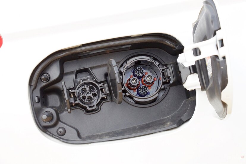 Mitsubishi Outlander PHEV (2013)