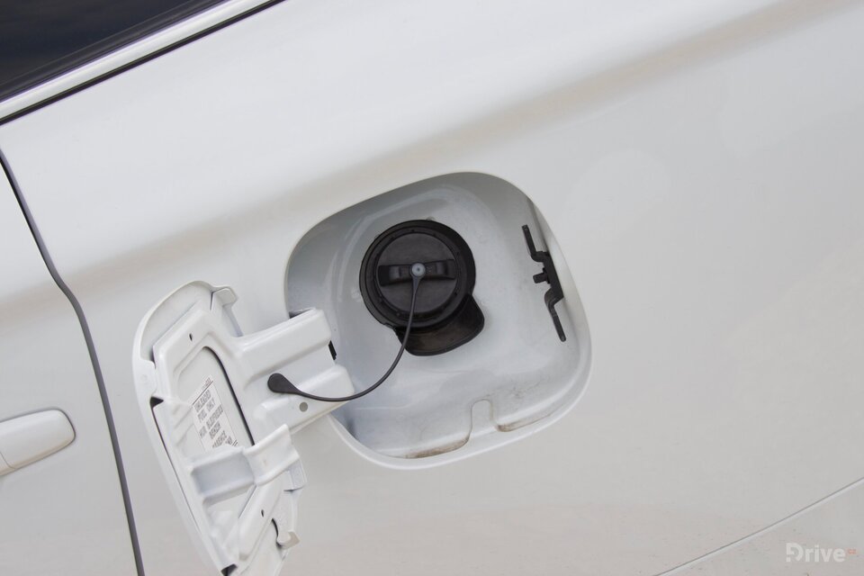 Mitsubishi Outlander PHEV (2013)