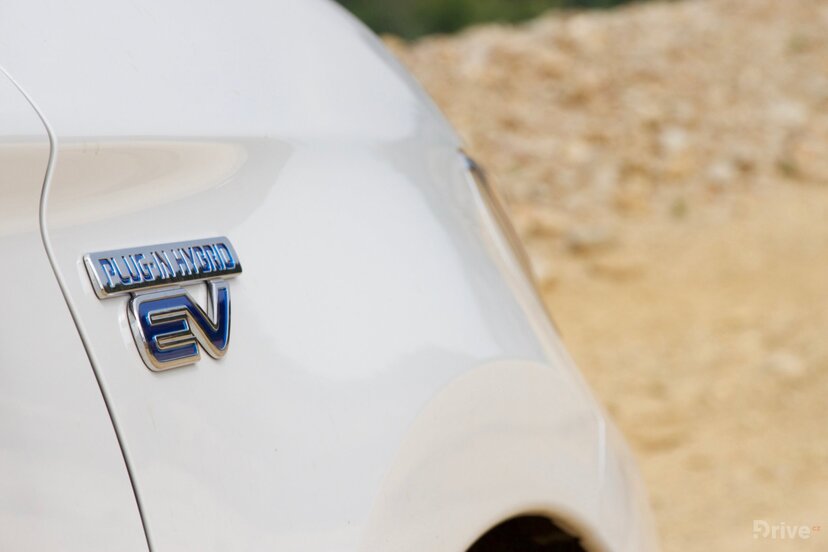 Mitsubishi Outlander PHEV (2013)