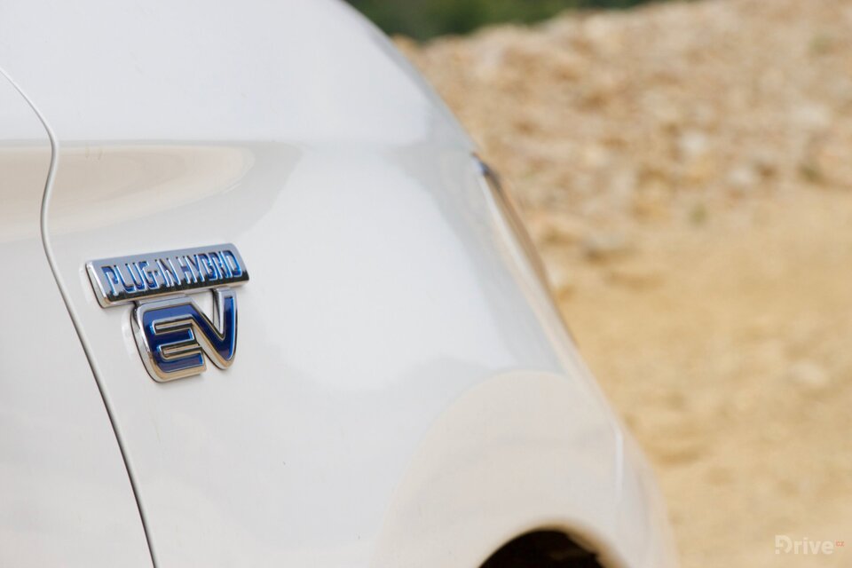 Mitsubishi Outlander PHEV (2013)