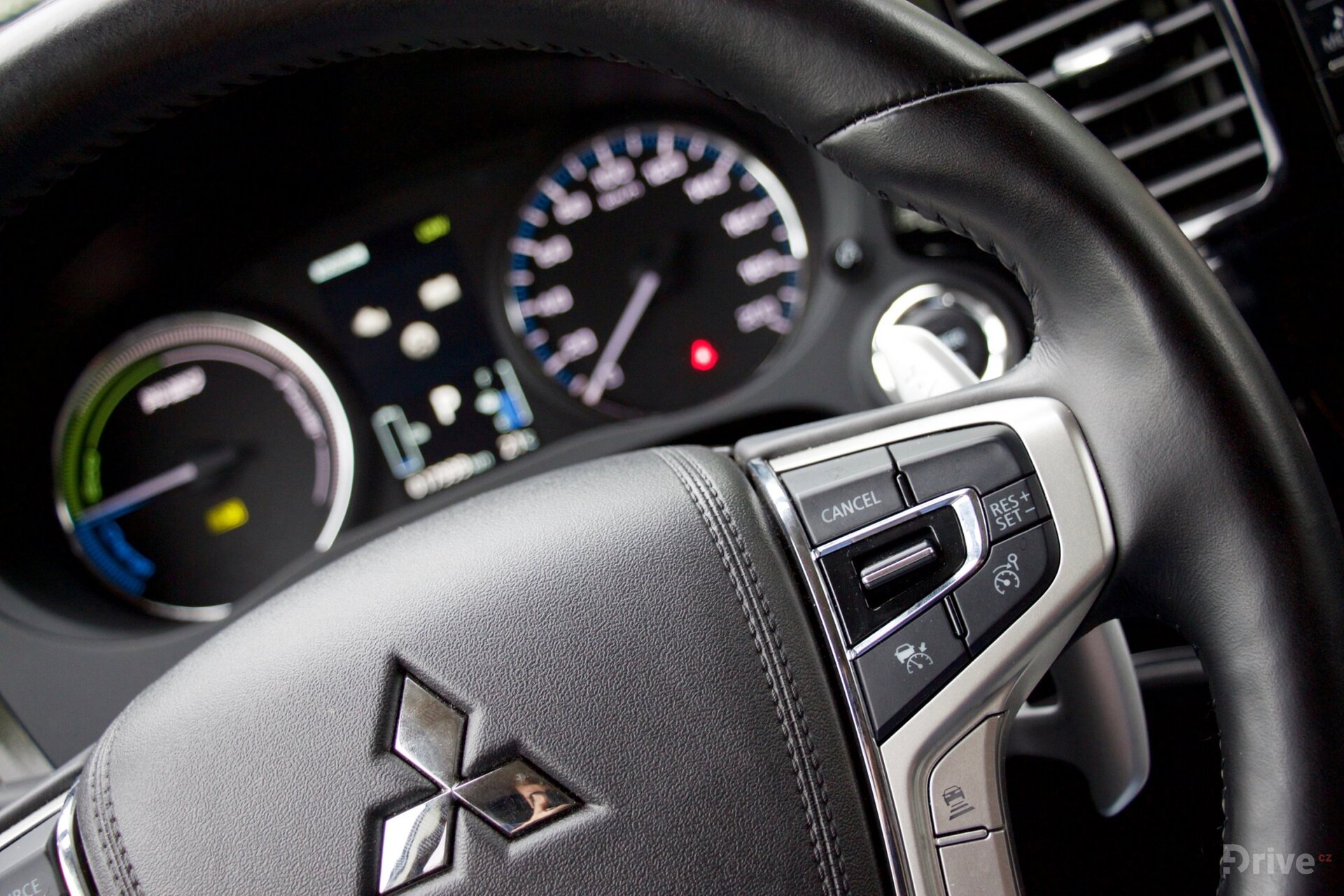 Mitsubishi Outlander PHEV (2013)