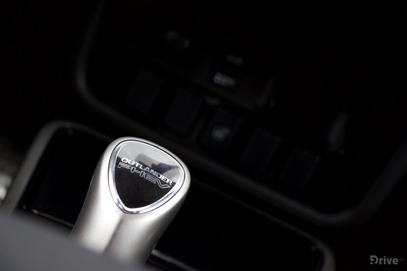 Mitsubishi Outlander PHEV (2013)