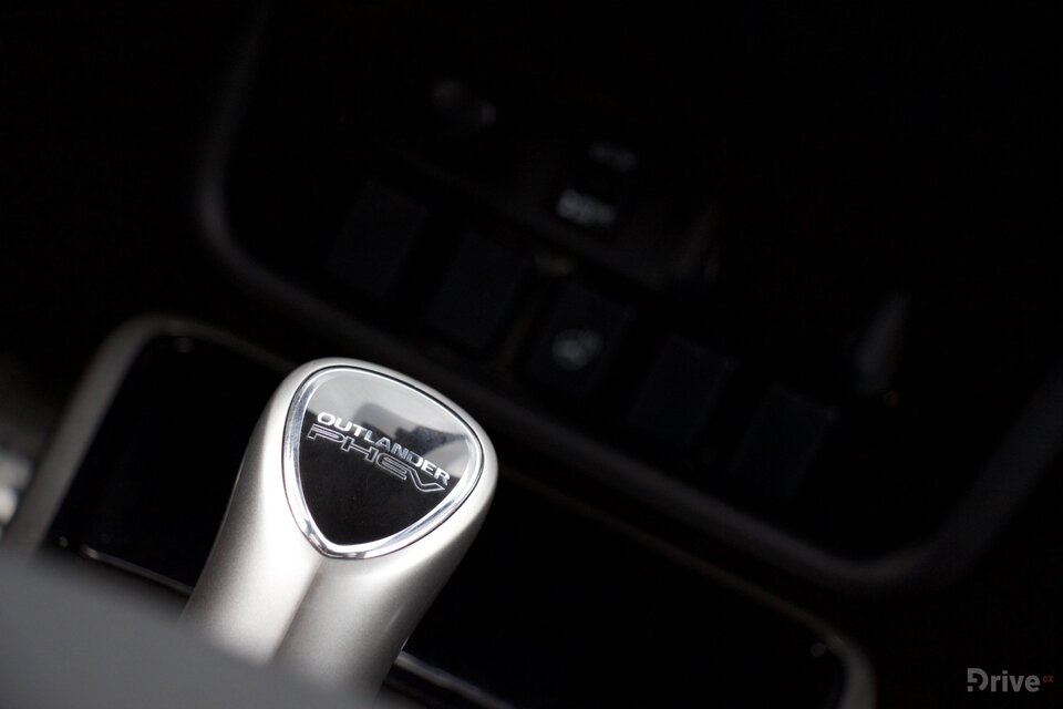 Mitsubishi Outlander PHEV (2013)