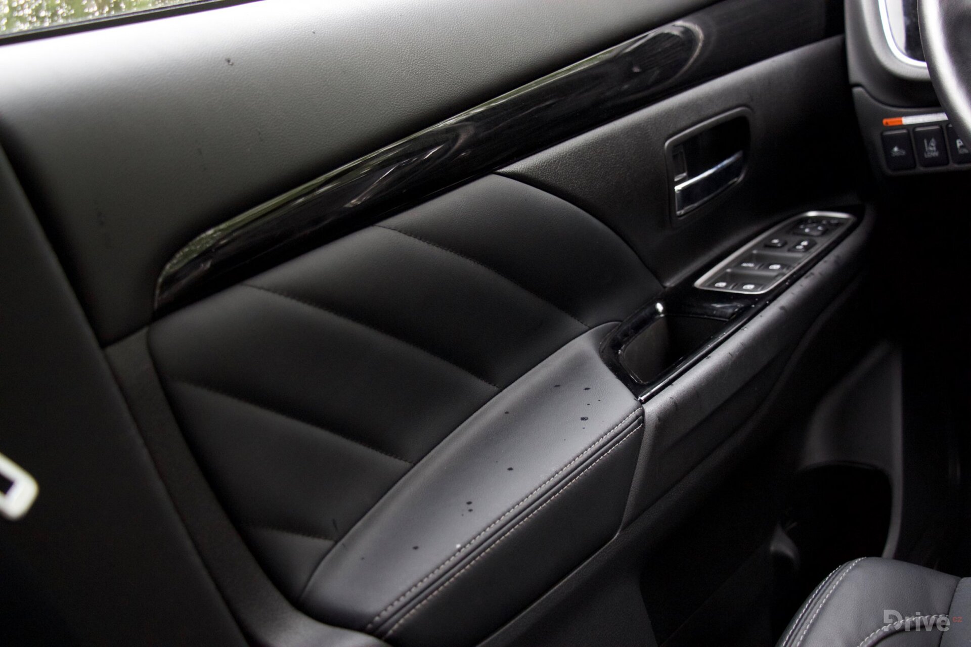 Mitsubishi Outlander PHEV (2013)