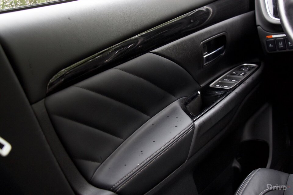 Mitsubishi Outlander PHEV (2013)