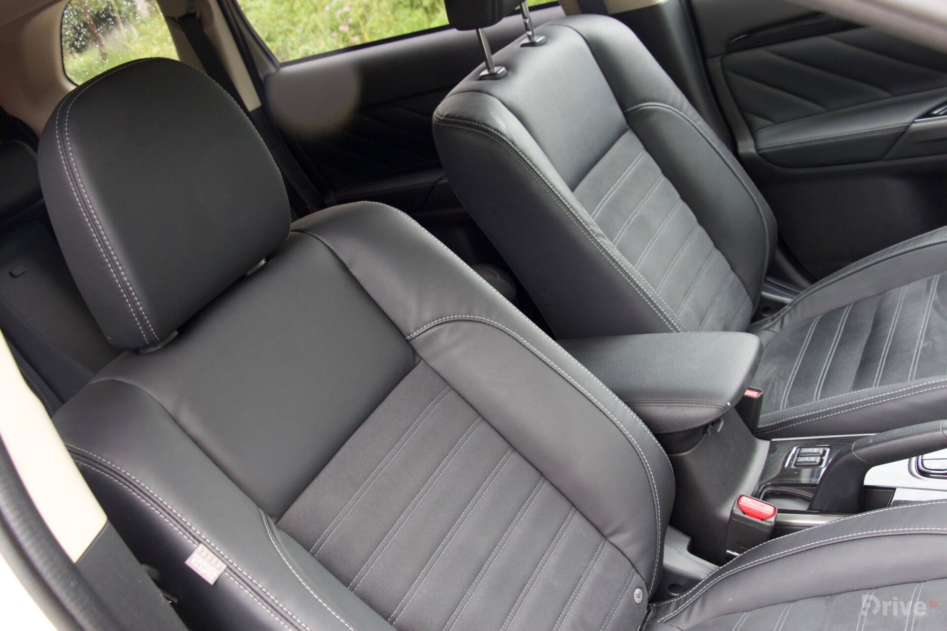 Mitsubishi Outlander PHEV (2013)