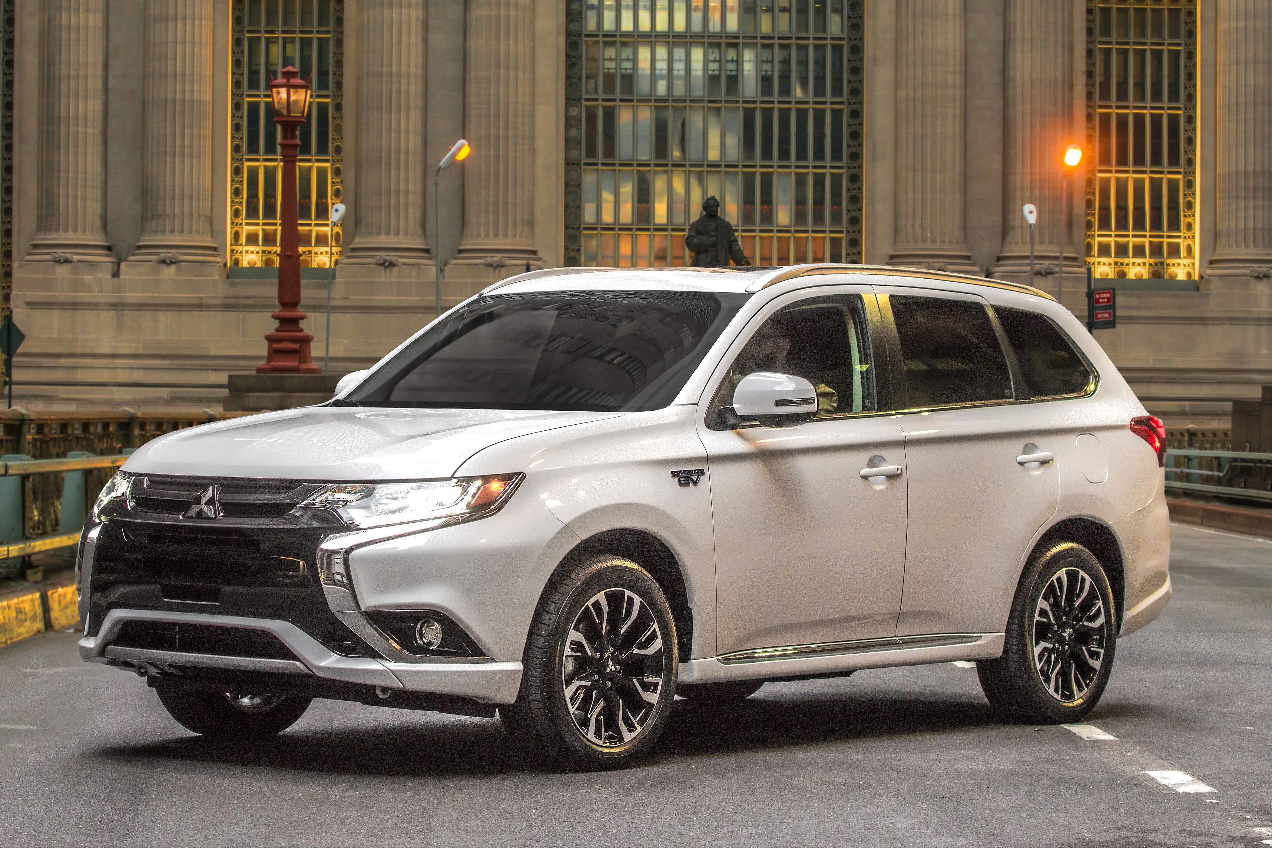 Комплектации mitsubishi outlander phev