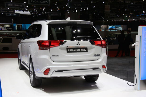 Mitsubishi Outlander PHEV (2018)