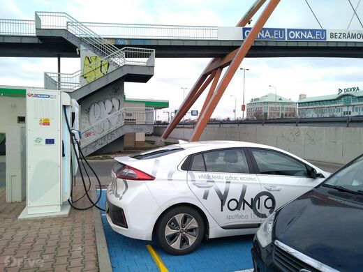MOL, Praha, ul. 5. května (směr z centra), Čerpací stanice MOL