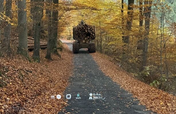 Na rekordní cestě s vozem Omoda 9 jsme potkali harvestor