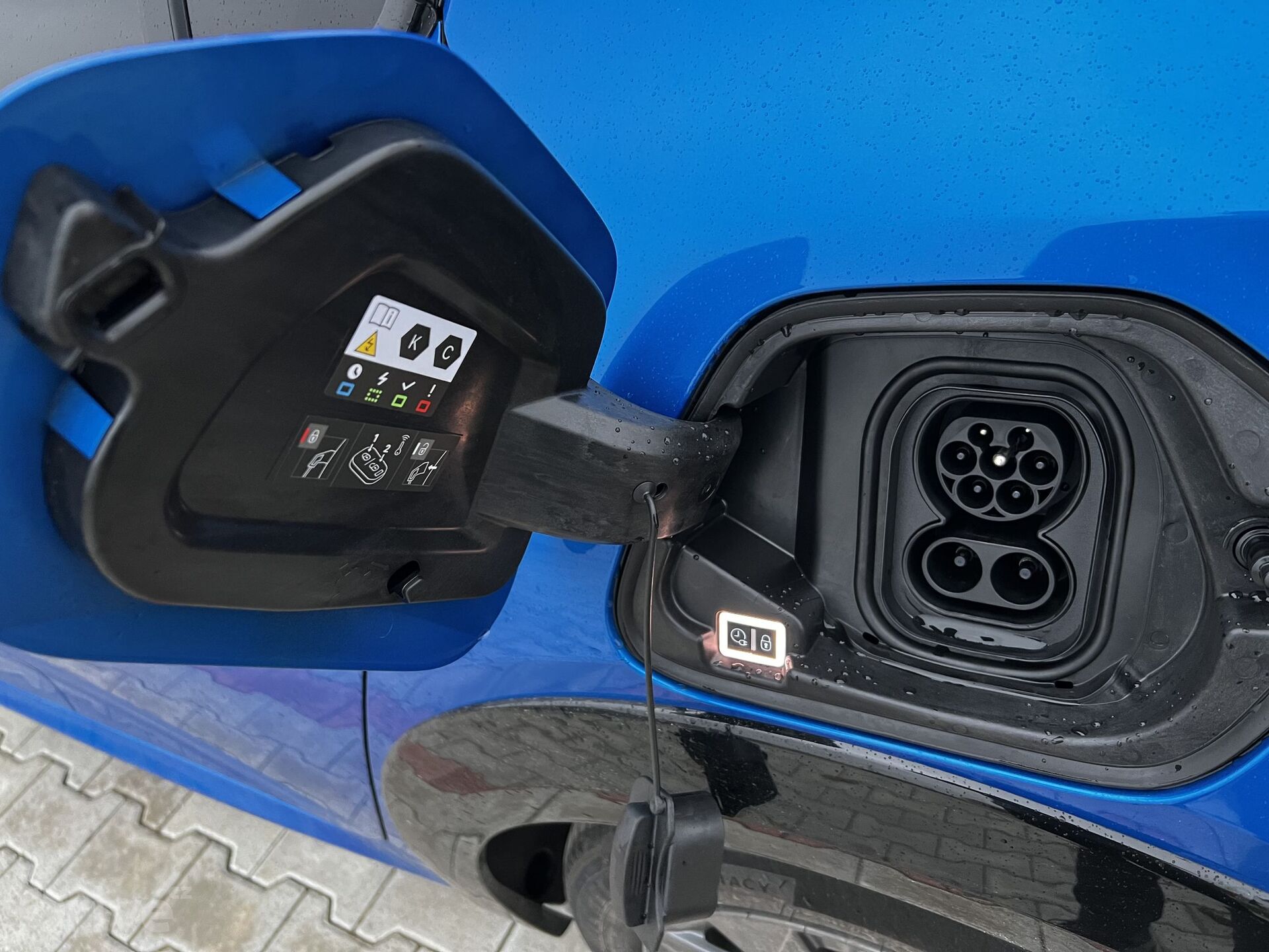 Nabíjecí konektor e-208