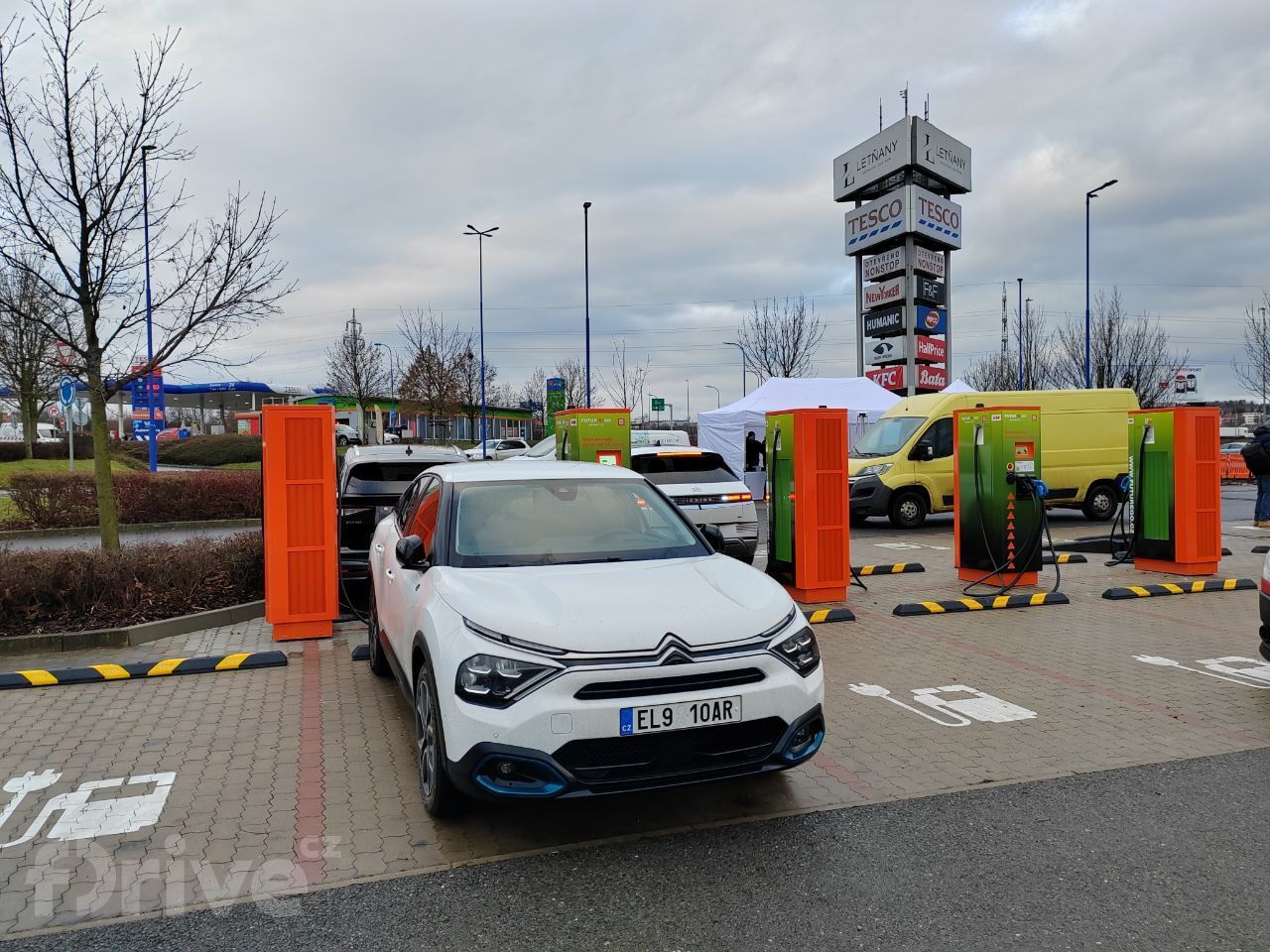 Nabíjecí stanice ČEZ OC Letňany