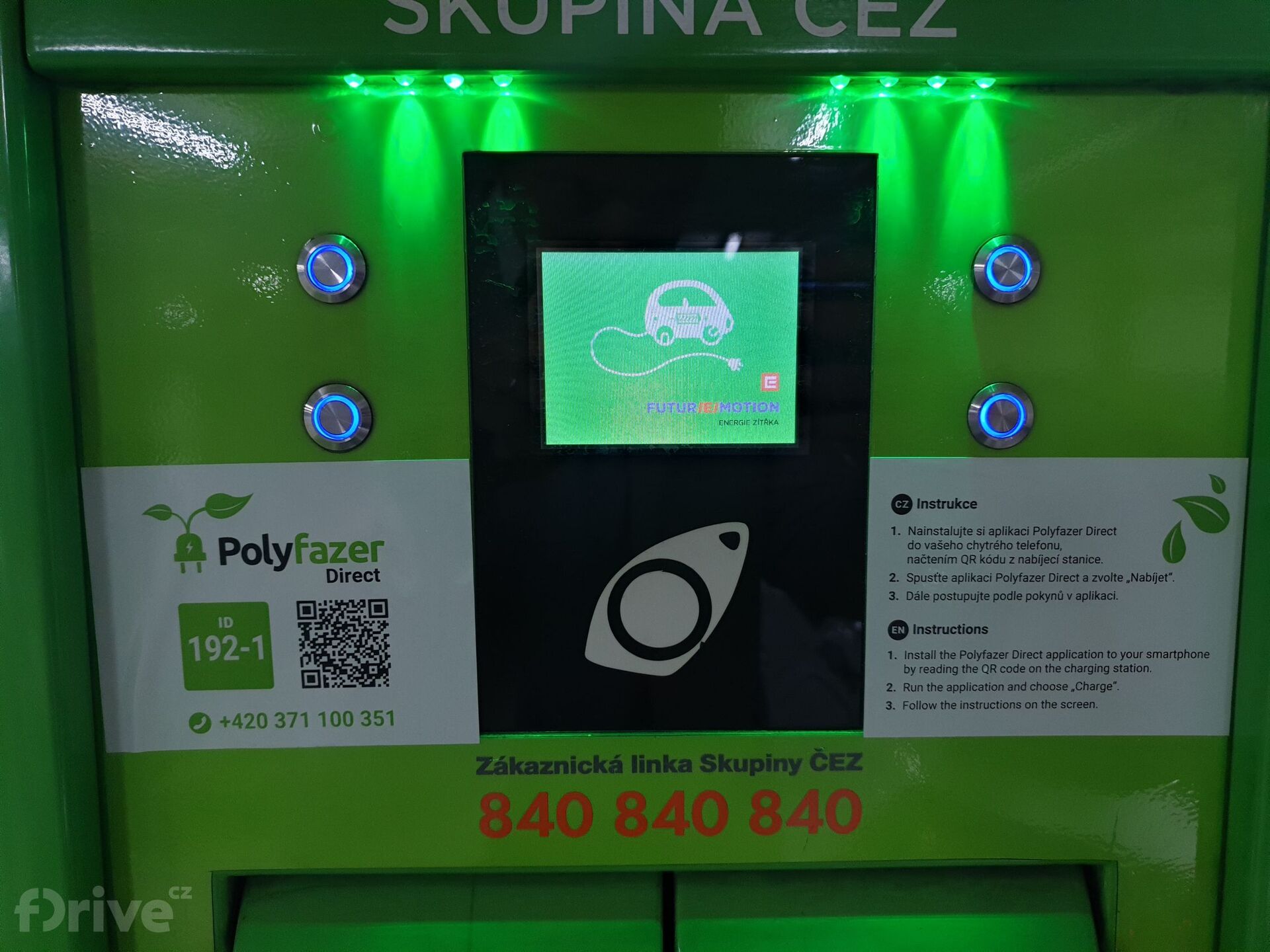 Nabíjecí stanice ČEZ s nálepkami Polyfazer