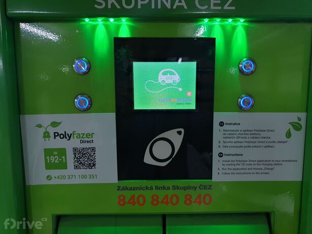 Nabíjecí stanice ČEZ s nálepkami Polyfazer