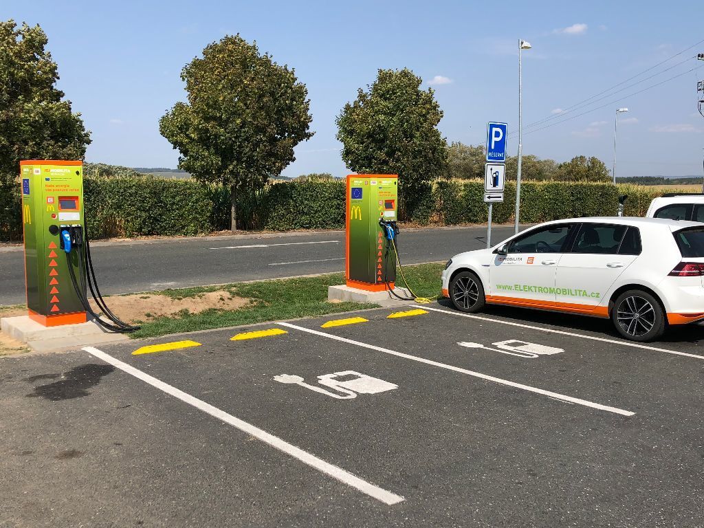 Nabíjecí stanice ČEZ u dálnice D1