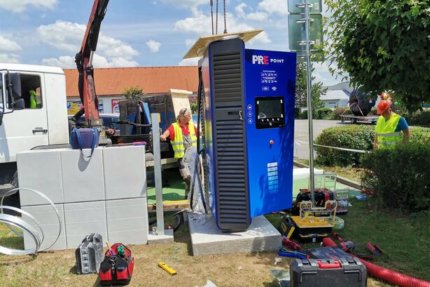 Nabíjecí stanice Hypercharger PRE v Berouně