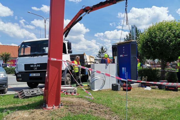 Nabíjecí stanice Hypercharger PRE v Berouně