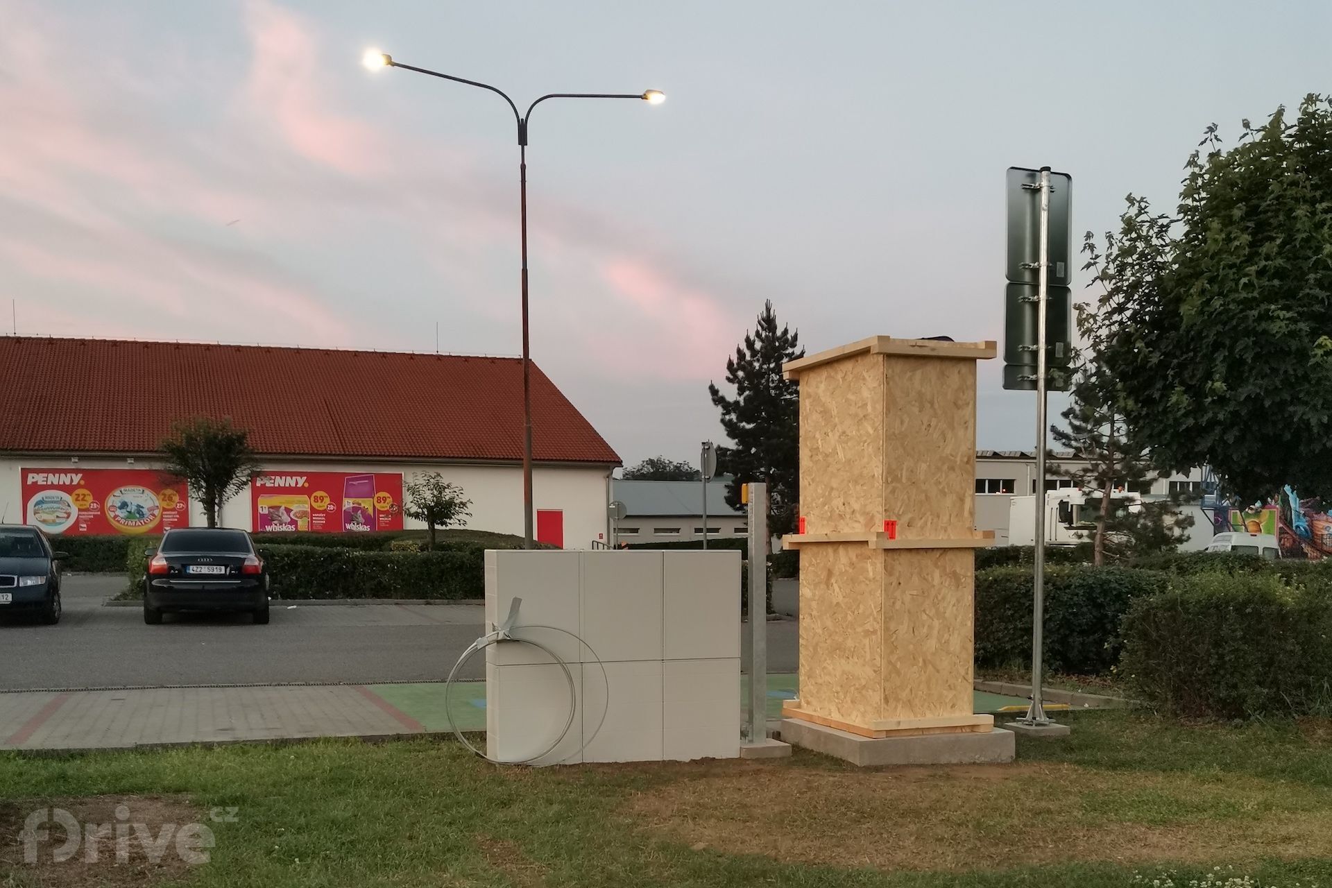 Nabíjecí stanice Hypercharger PRE v Berouně