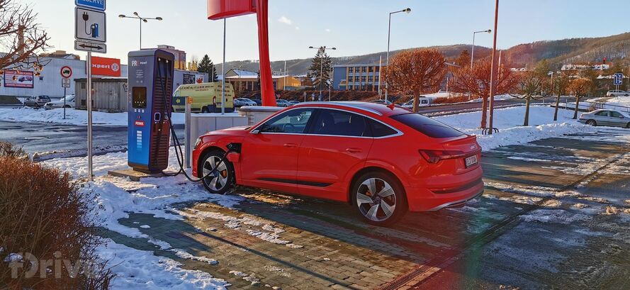 Nabíjecí stanice Hypercharger PRE v Berouně