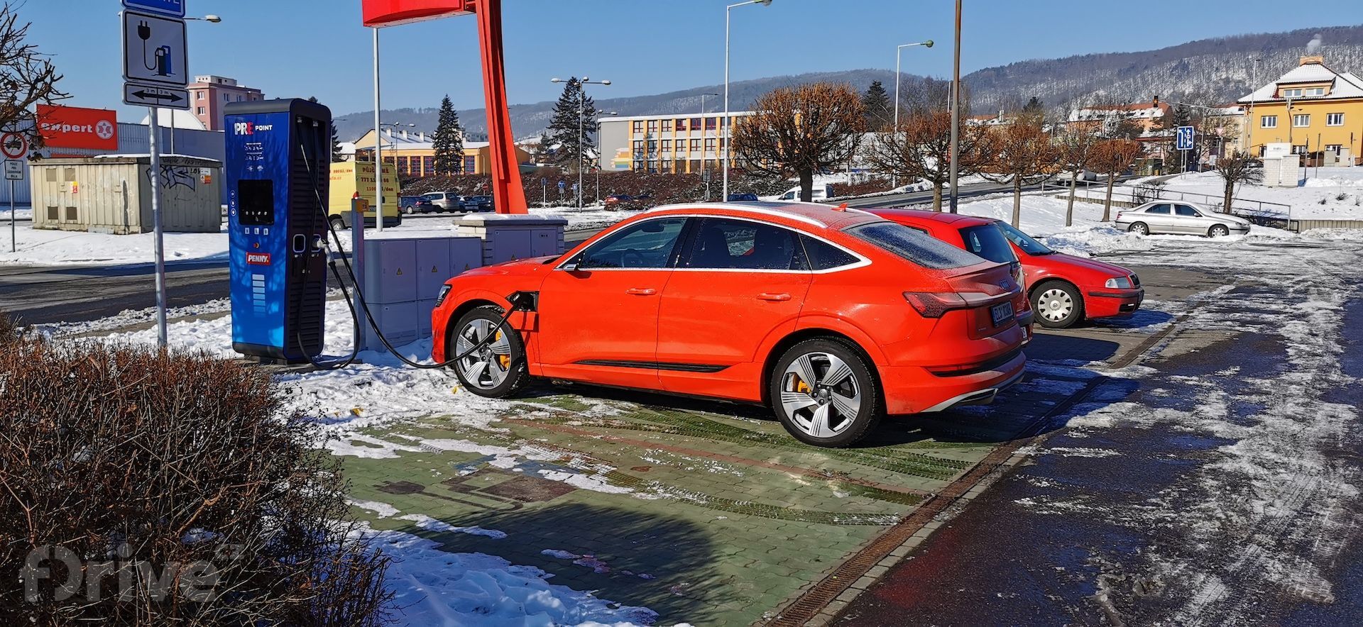 Nabíjecí stanice Hypercharger PRE v Berouně