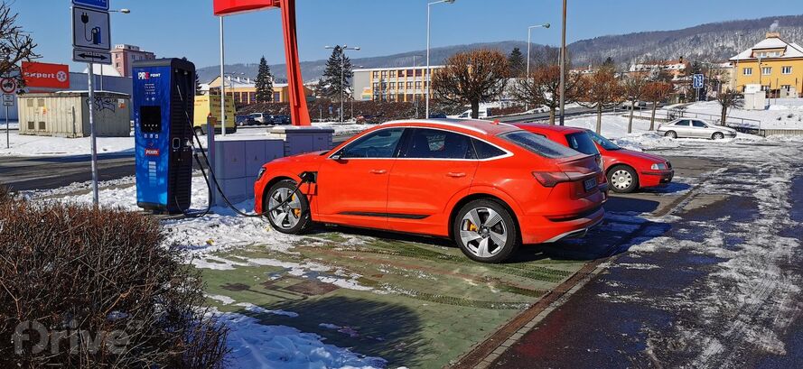 Nabíjecí stanice Hypercharger PRE v Berouně