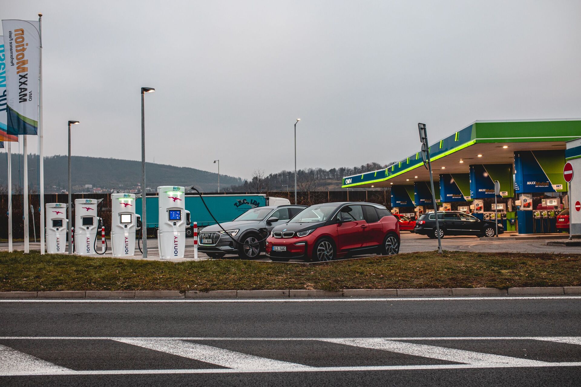 Nabíjecí stanice IONITY u Berouna