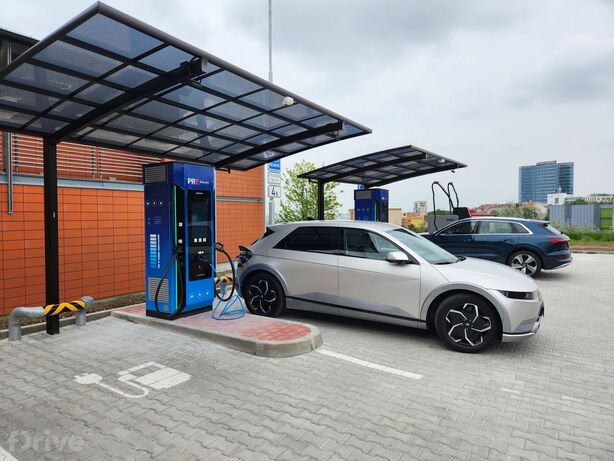 Nabíjecí stanice PRE na Pankráci se stojany Siemens