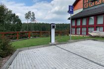 Nabíjecí stanice u hotelu Studánka