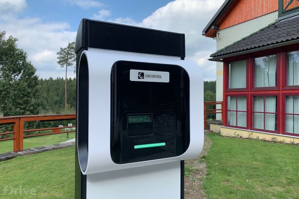 Nabíjecí stanice u hotelu Studánka