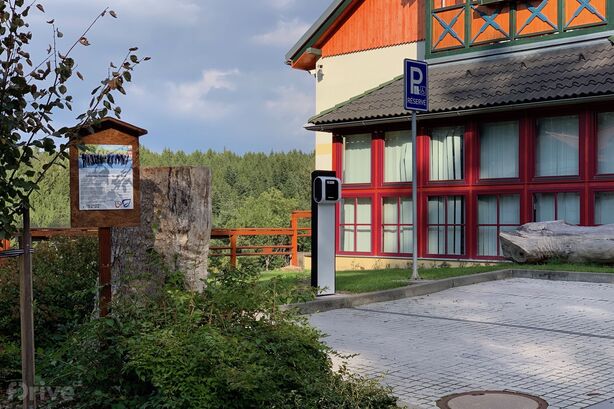 Nabíjecí stanice u hotelu Studánka