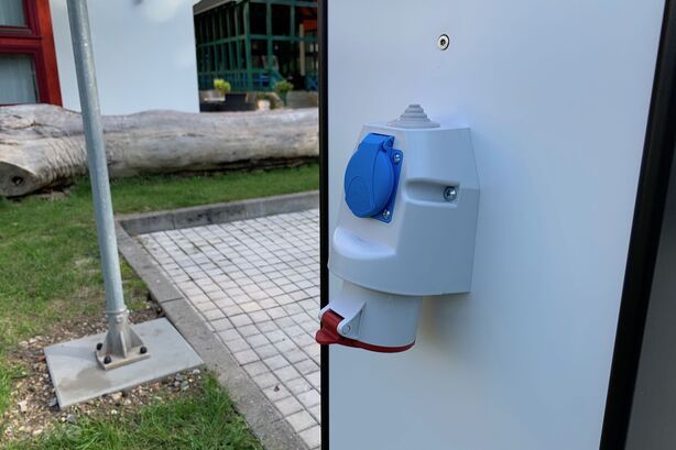 Nabíjecí stanice u hotelu Studánka