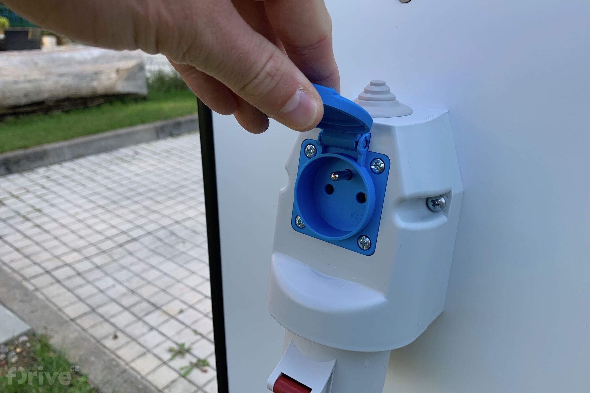 Nabíjecí stanice u hotelu Studánka